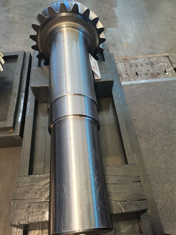 مجموعة تروس حلزونية مشطوفة عالية الدقة ذات قطر كبير مع صلابة HRC45-62 لمركبات التخفيض الخاصة بالكسارات